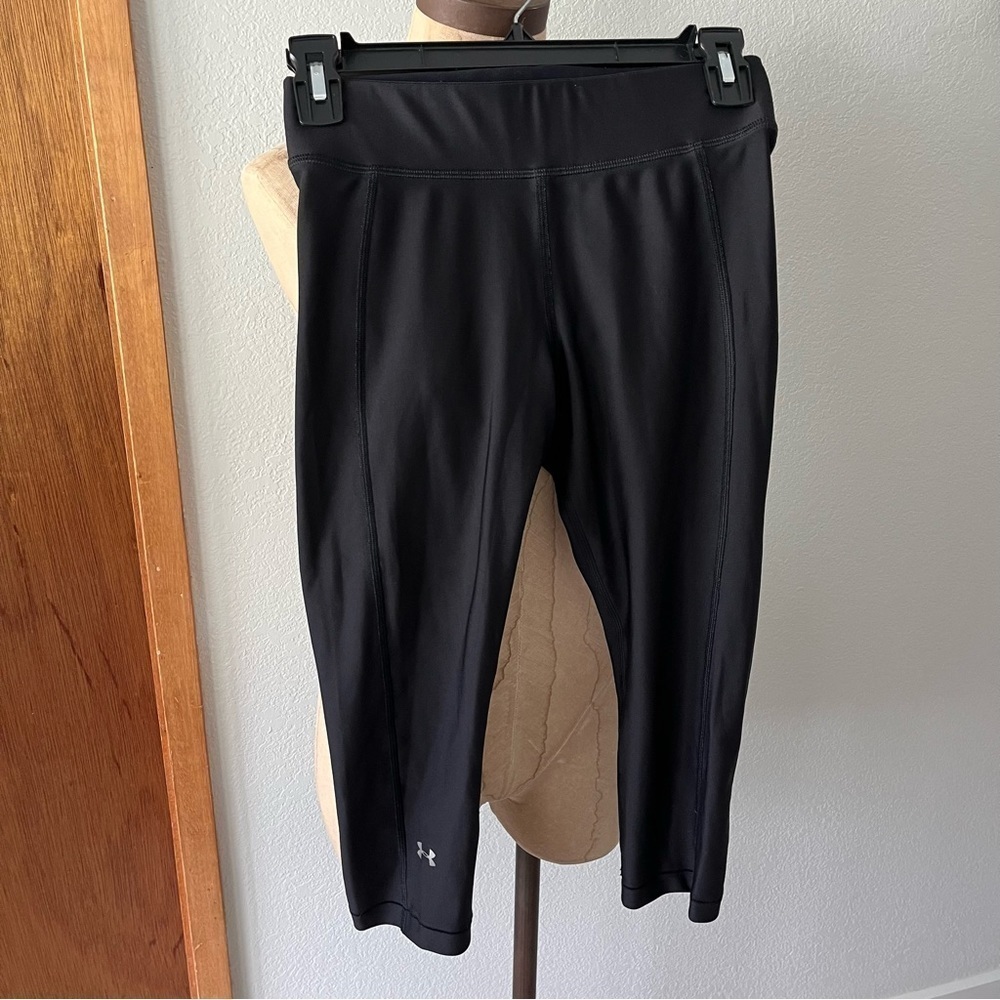 UNDER ARMOUR sz S Capri Leggings Black Crop HeatGear No Slip Waistband